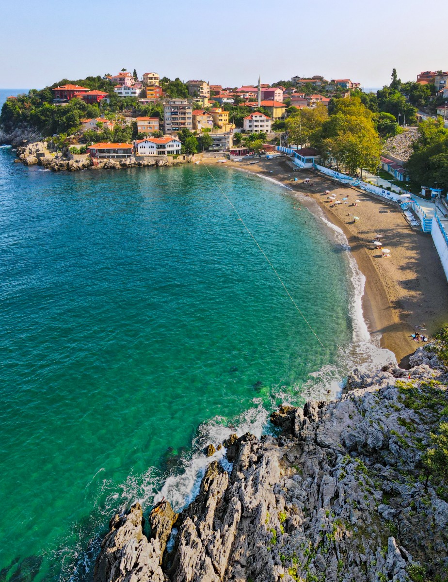 Kapuzda Kayalıklardan Denize Atla